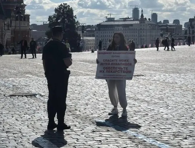 Отец близняшек со спинальной мышечной атрофией задержан после того, как сфотографировал супругу у стен Кремля; семья борется за назначение детям оригинального лекарства Spinraza вместо дженерика.