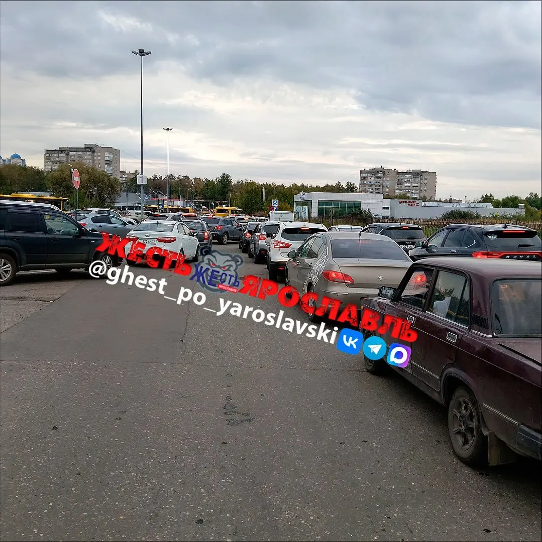 На выезде из центра города образовалась пробка; движение замедлено, автомобилисты образовали длинную колонну.