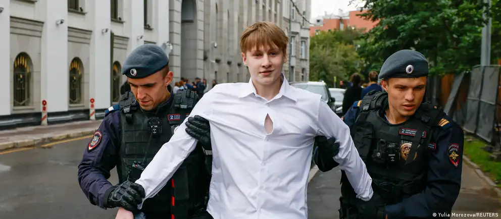 Как власти реагируют на политическую активность молодежи и какие пути выбирают молодые россияне во время конфликта.