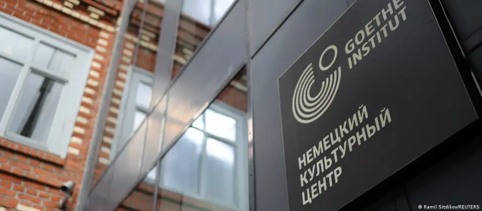 В России закрываются отделения Гёте-Института; программа языковых ассистентов ликвидирована, что влияет на образование и культурный обмен между Россией и Германией. Участники вспоминают годы работы и размышляют о будущем сотрудничества.