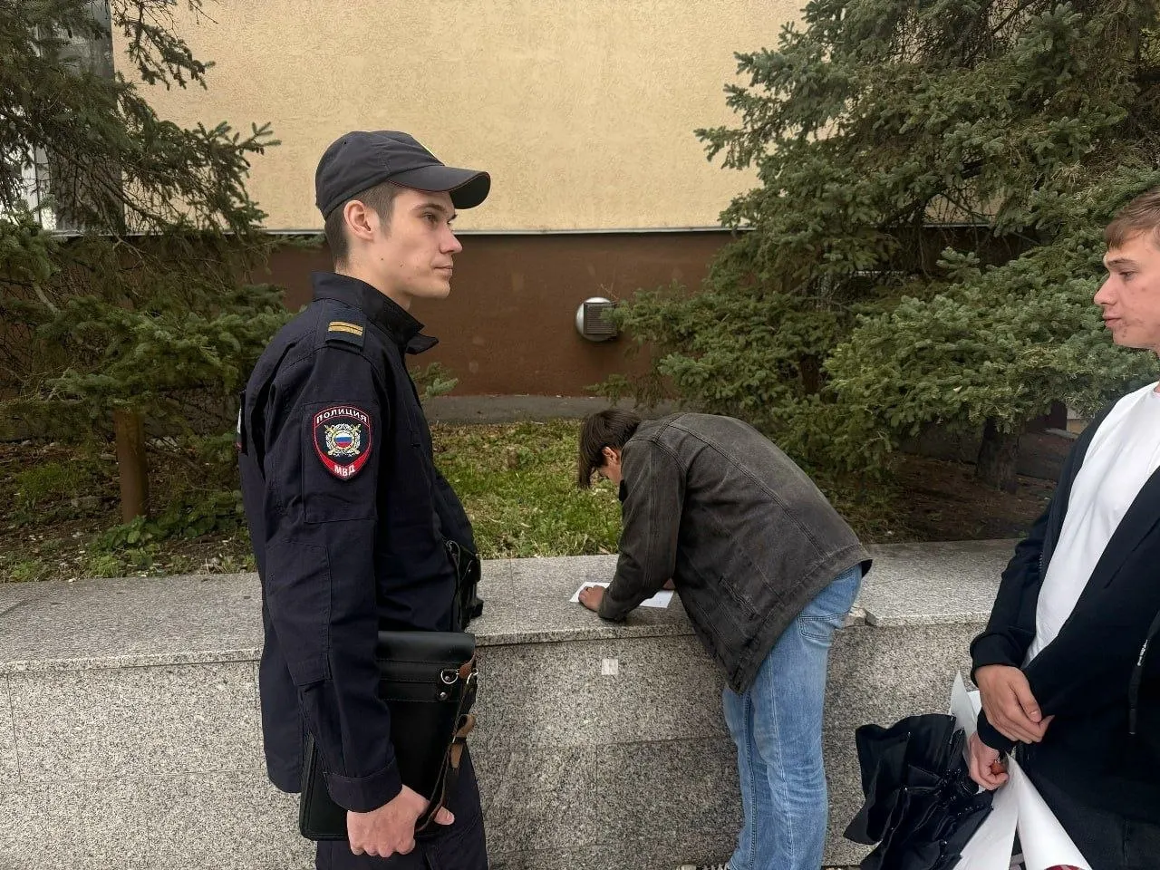 В Пензе трое мужчин набросились на активиста Марата Максимова во время одиночного пикета, порвали плакат и сорвали шеврон; другой активист снял происходящее на камеру.