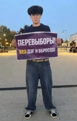 Ижевский житель вышел на одиночный пикет с требованием признать итоги выборов недействительными, утверждая, что они сфальсифицированы, а в Москве зафиксированы расхождения в подсчете голосов.