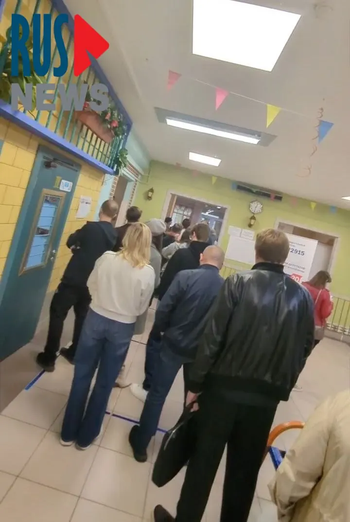 В школьном здании района Митино образовалась длинная очередь за голосованием бумажными бюллетенями.