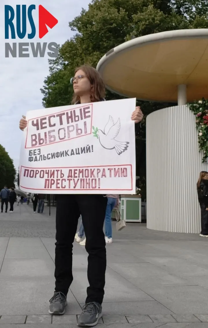 Молодой человек сообщил о давлении в общежитии после участия в пикете против фальсификаций на выборах; движение «Алый лебедь» планировало митинг, были задержания и угрозы отчисления.