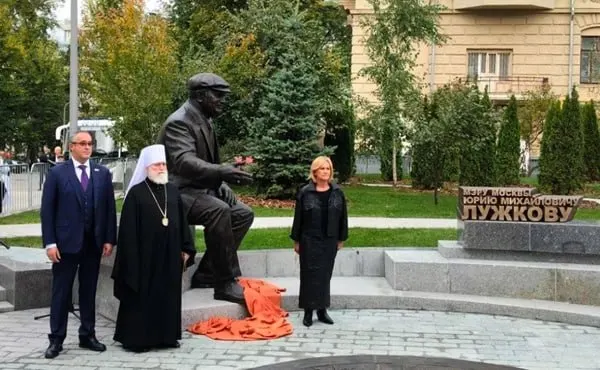 Памятник установлен на пересечении Большого Сухаревского переулка и улицы Сретенки; автор — скульптор Салават Щербаков. Торжественное открытие приурочено к 90-летию Лужкова.