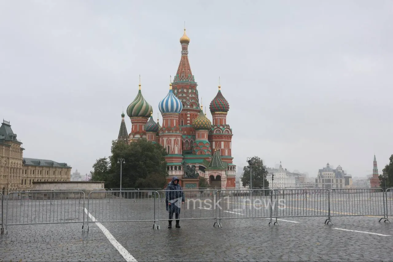 На Красной площади ограничено движение, вокруг неё усилены патрули; публикуются обновления о перекрытиях к Дню города.
