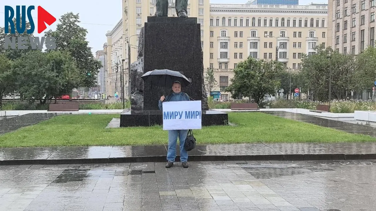 Активиста Сергея Дёмина оштрафовали за пикет, приуроченный к грядущим выборам в Госдуму, по статье о дискредитации ВС РФ. Дёмин заявлял, что общество ничего не решает.