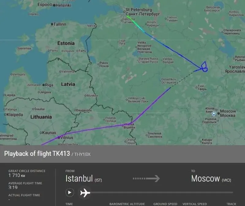 Рейс, из Танзании, должен был прибыть в Москву, но совершил посадку в Санкт‑Петербурге; пассажиры жалуются на задержку и отсутствие информации, над Москвой действуют ограничения из‑за беспилотников.