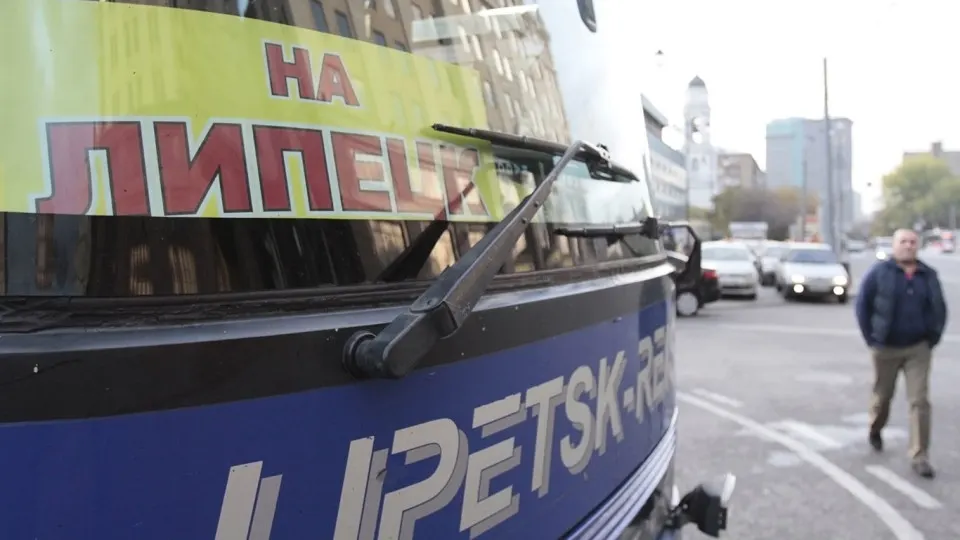За лето 2026 года по всей стране заметно выросло число междугородних автобусных поездок на фоне закрытий аэропортов и дефицита топлива. Рост поддержали корпоративные клиенты; также отмечено увеличение числа ДТП на автобусах.