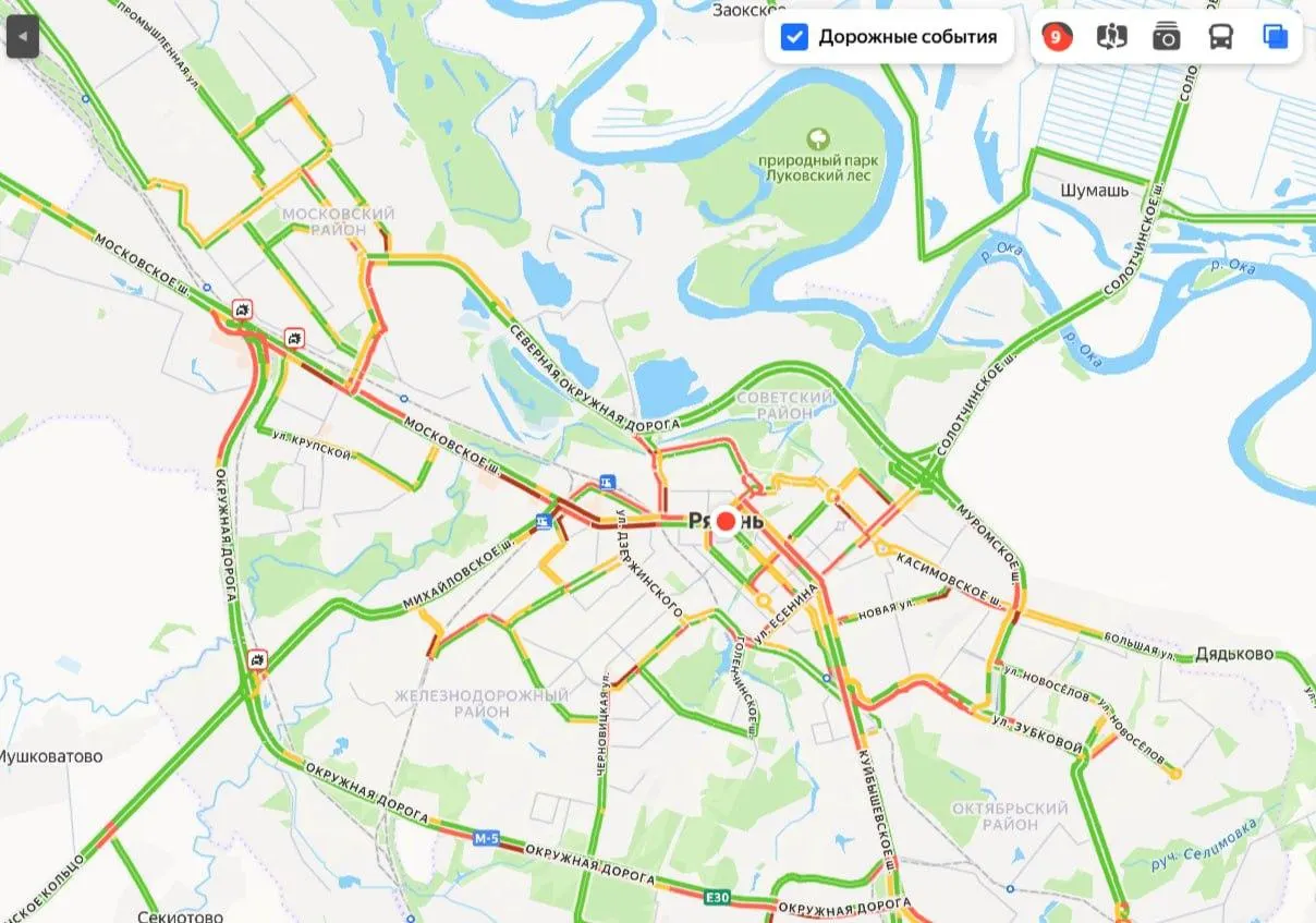 Дождь спровоцировал масштабные заторы по всему городу; движение на основных магистралях затруднено.