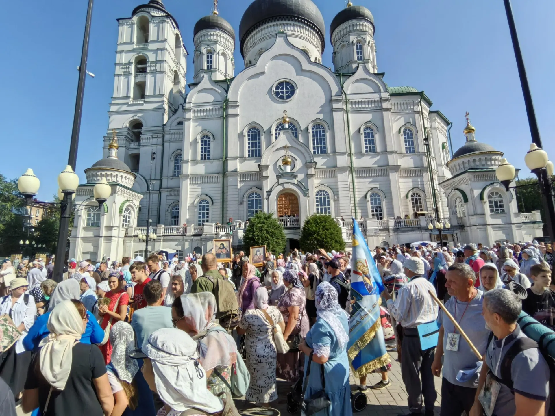 Ограничение движения на дорогах уже введено; шествие начнется после полудня.