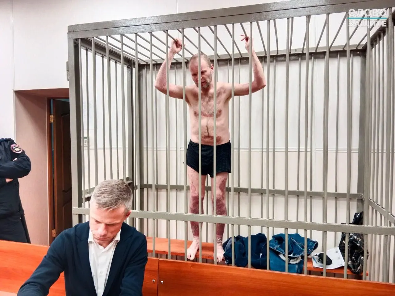 Саксофонист Андрей Шабанов просит помощь у группы поддержки с целью попасть в перечень обмена заключенными и рассказывает о тяжелых условиях содержания и издевательствах.