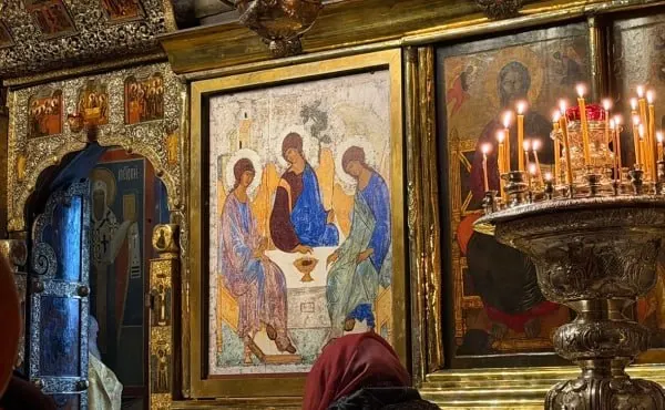 Копия иконы Святой Троицы перенесена в реставрационные мастерские на время сверки условий витрины и проверки сохранности.
