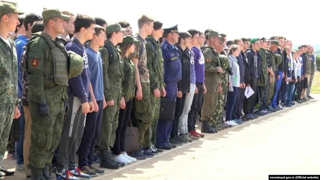 Юристы предупреждают: оценки по предмету «Основы безопасности и защиты Родины» всё чаще используются как предлог для отказа от замены военной службы на альтернативную гражданскую. За первые полгода 2026 число участников АГС достигло рекордного уровня.