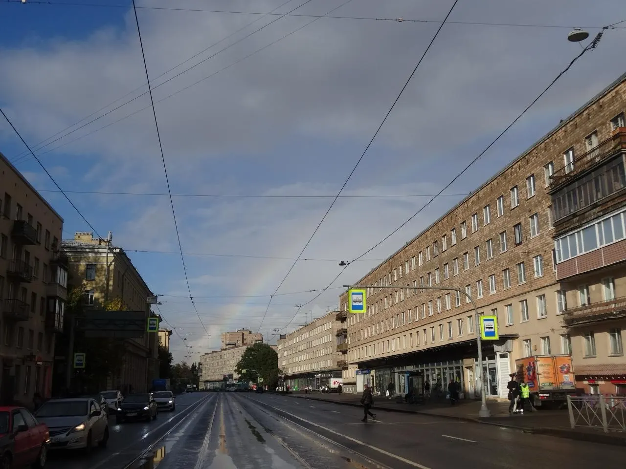 События в Петербурге и по стране: ДТП у Ульяновки, инцидент на станции метро Комендантский проспект, штраф за попытку проголосовать без прописки и последствия ударов по регионам.