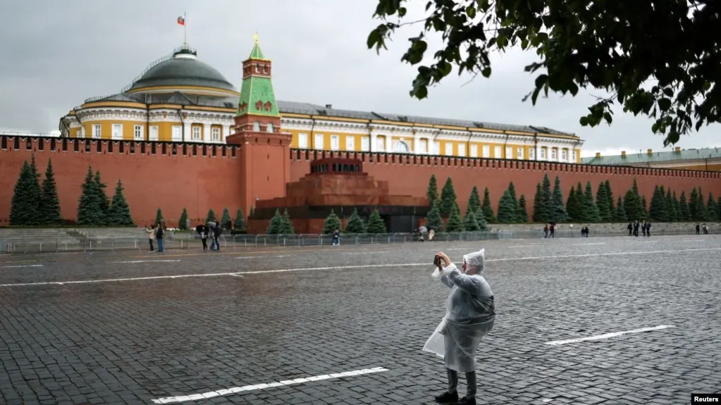 Одиночный пикет у мавзолея Ленина с плакатом на английском возле Красной площади стал поводом для ареста и штрафов; суд квалифицировал действие как дискредитацию российской армии.