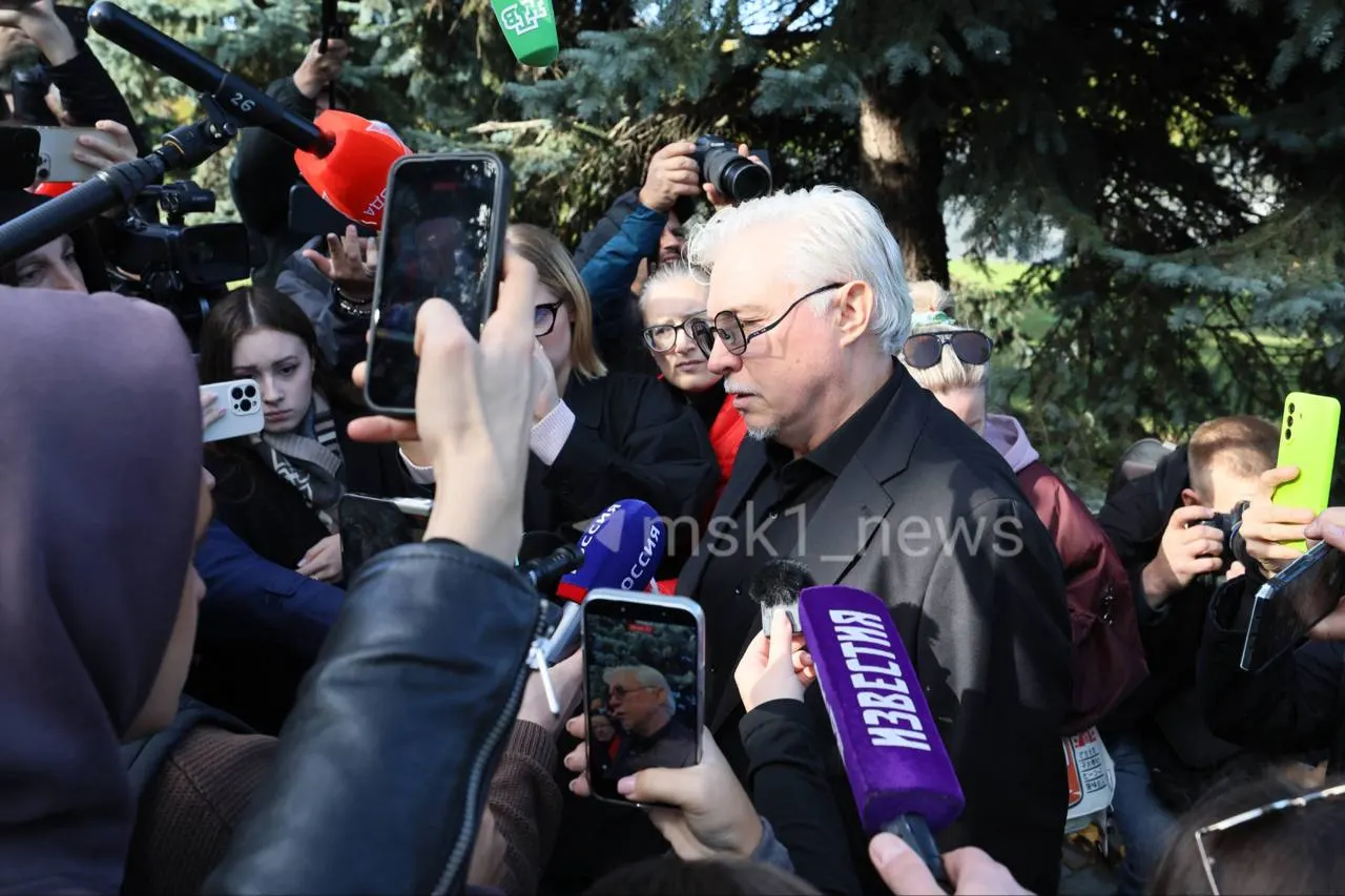На траурной церемонии в Москве собрались родственники, близкие, коллеги и поклонники; начало запланировано на 11:00 на Троекуровском кладбище.