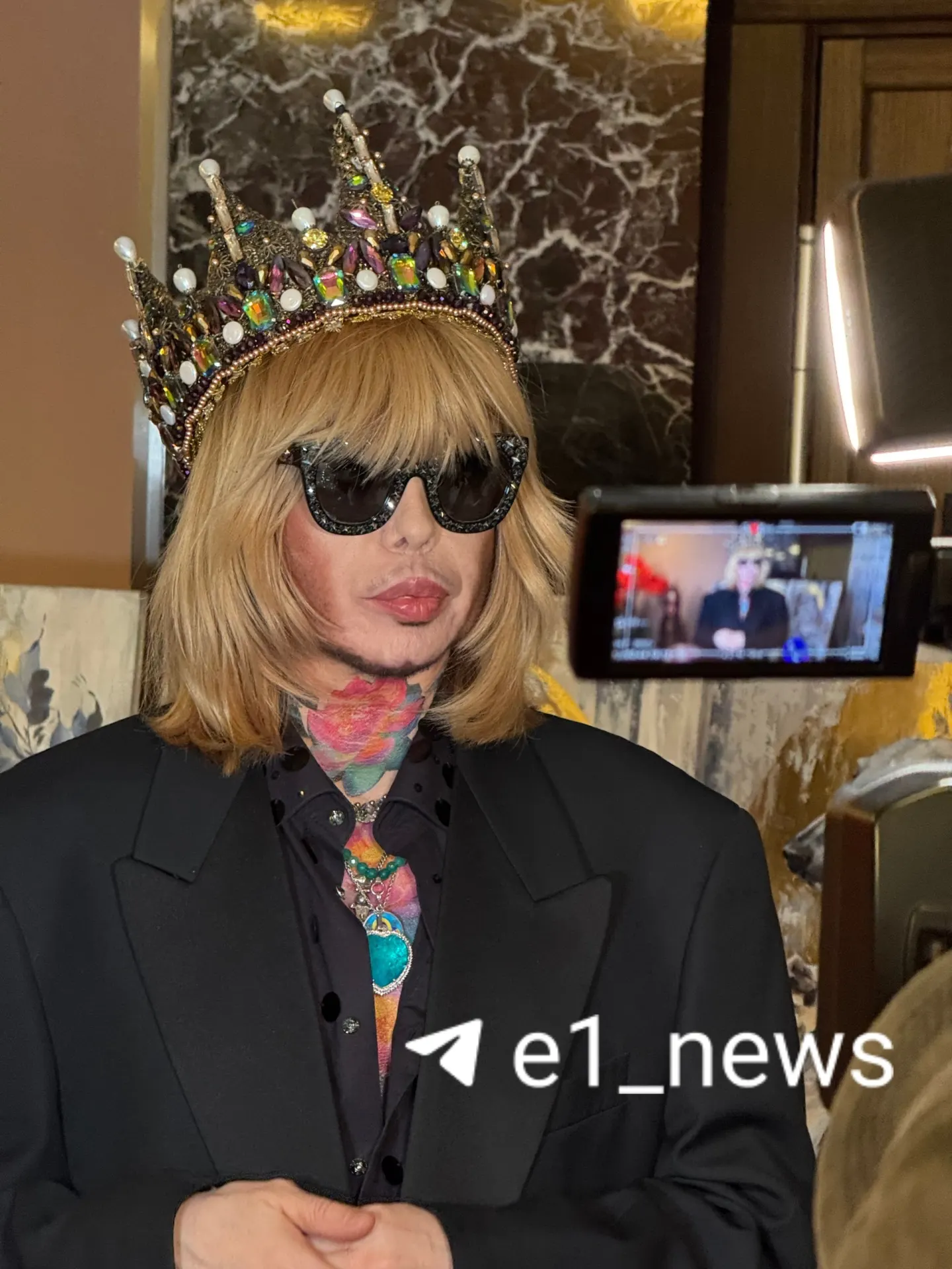 Более 25 дизайнеров со всей страны и свыше 350 участников собрались на фестивале моды. Гвоздем вечера стал Сергей Зверев; главная идея — поддержка российских производителей.