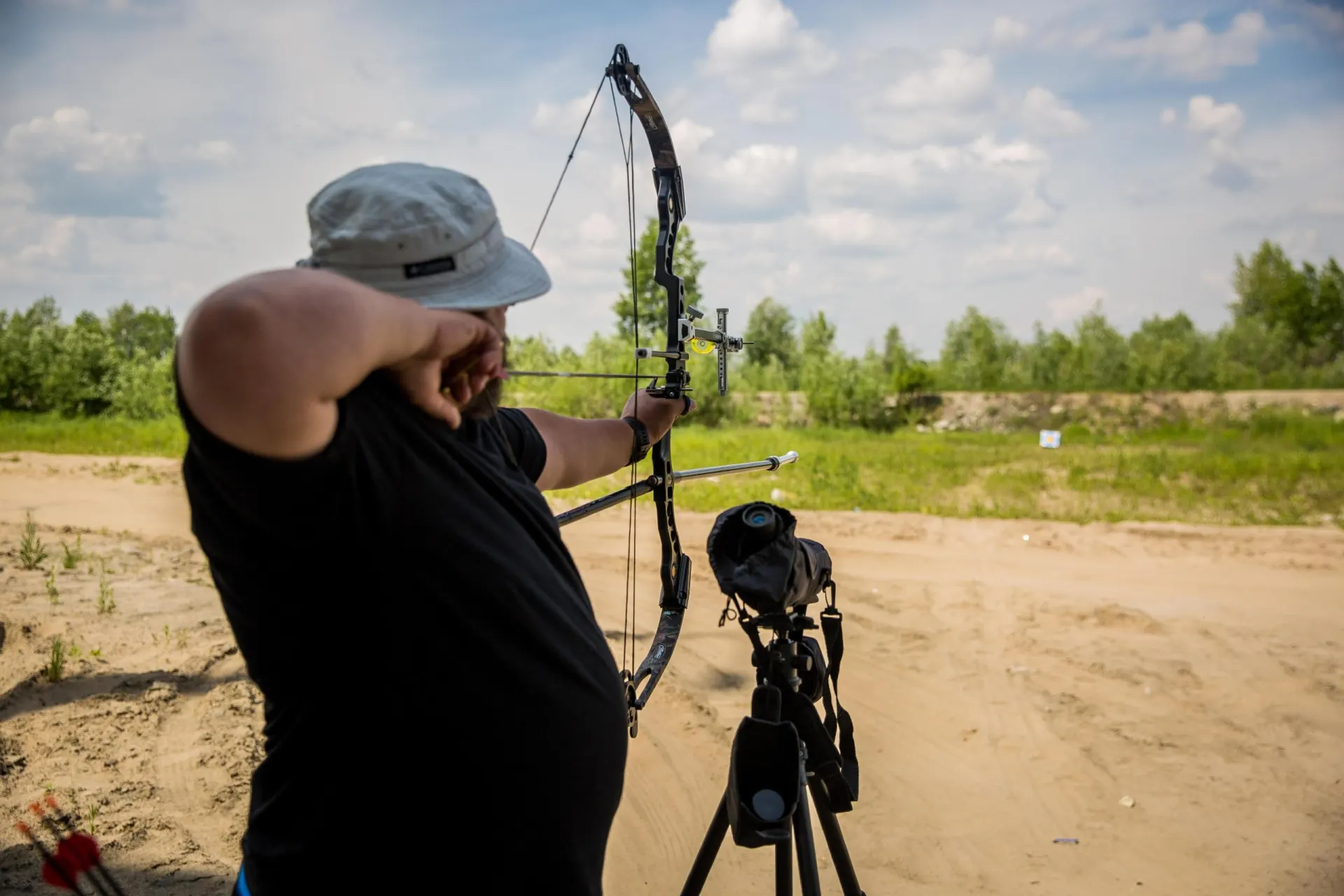 Юный спортсмен из Рязани завоевал золотую награду на соревнованиях по стрельбе из лука, прошедших в Казани, в возрастной группе до 21 года.