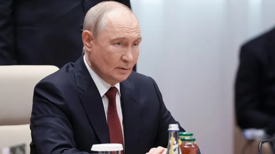 Президент опроверг слухи о новой мобилизации и заявил, что нефтеперерабатывающая отрасль восстановлена приблизительно на 90%, пригрозив прервать переговоры в случае атак на аэропорты. Ранее украинский лидер предупреждал об рисках полетов и усилении беспокоящих атак, а обсуждалась вероятность блокировки московских аэропортов.