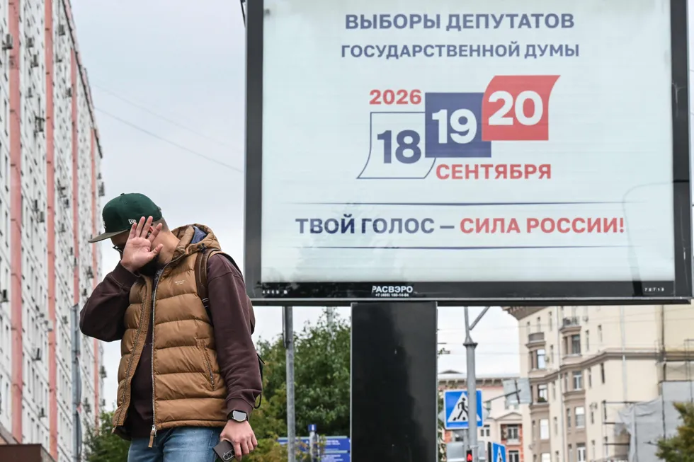 Перед выборами в Госдуму стартовали теледебаты на государственных каналах. В регионах — Рязанская область и Республика Бурятия — фиксируются попытки выйти на открытые дискуссии, а в эфире нередко доминируют паузы и недосказанности.