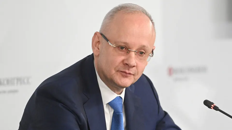 Власти заявляют о безопасности воздушного пространства, однако ночь принесла ограничения в работе московских аэропортов после атак беспилотников; чиновники пообещали продолжение мер.
