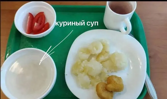 По словам родителей, новое руководство экономит на всём: часть занятий ведут библиотекарь, в корпусах нет уборщиц, а повара ушли. Кружки, ранее бесплатные, стали платными.