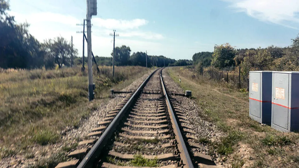 Ночные атаки повредили пути и мосты; пострадавших нет.
