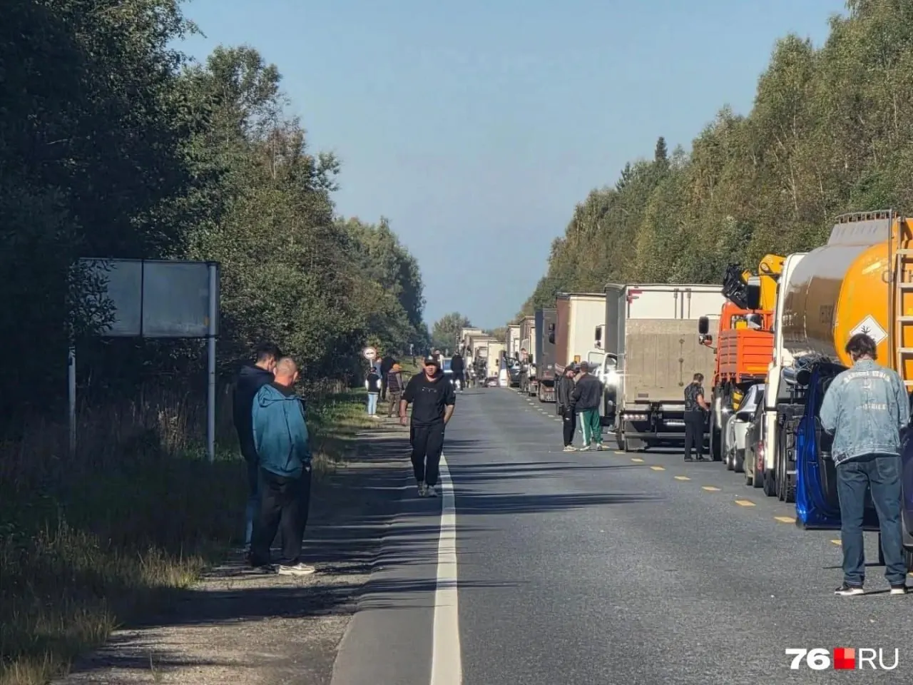 На границе двух областей произошло столкновение грузовика и микроавтобуса «Газель», пострадавших двое. Пробка растянулась примерно на 6 км в обоих направлениях.