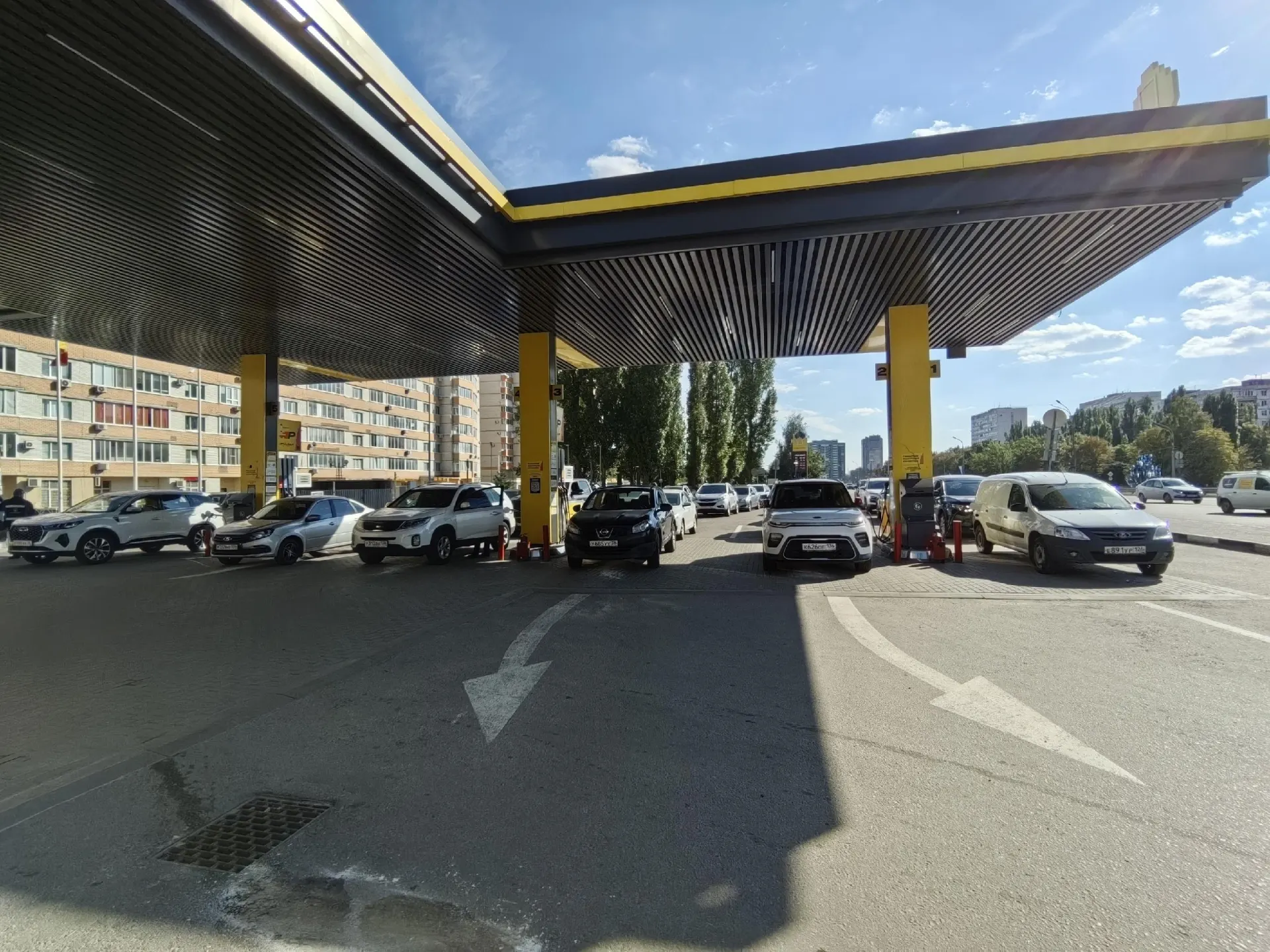По региону сохраняется напряженная ситуация с поставками топлива: к концу сентября власти подтверждают перебои, а некоторые АЗС снова продают бензин в канистры.