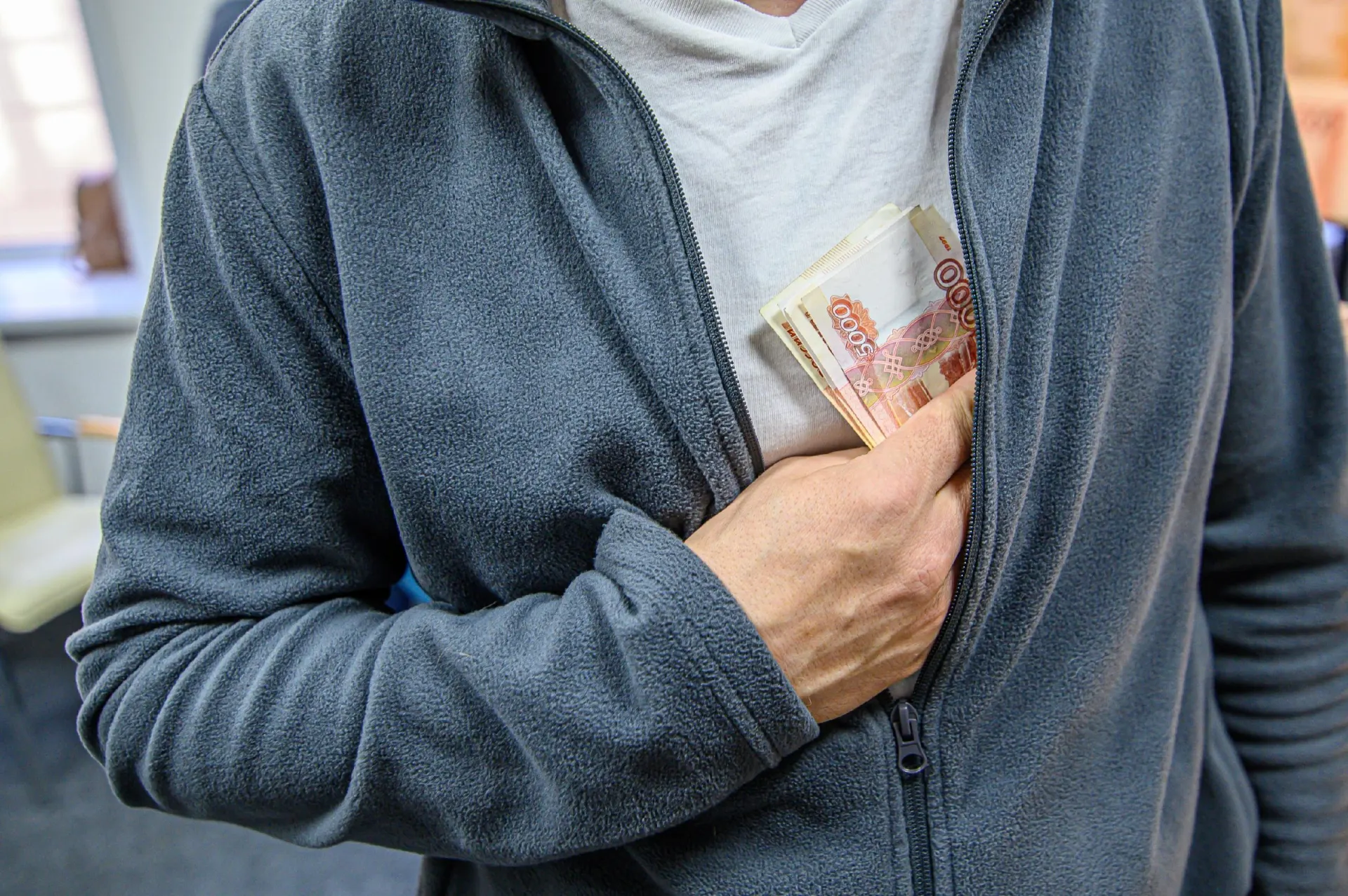 Адвокат будет судим в Москве по делу о мошенничестве на сумму 10 млн рублей, совершённом в Белгородской области. Юрист обещал оказать помощь в прекращении расследования.