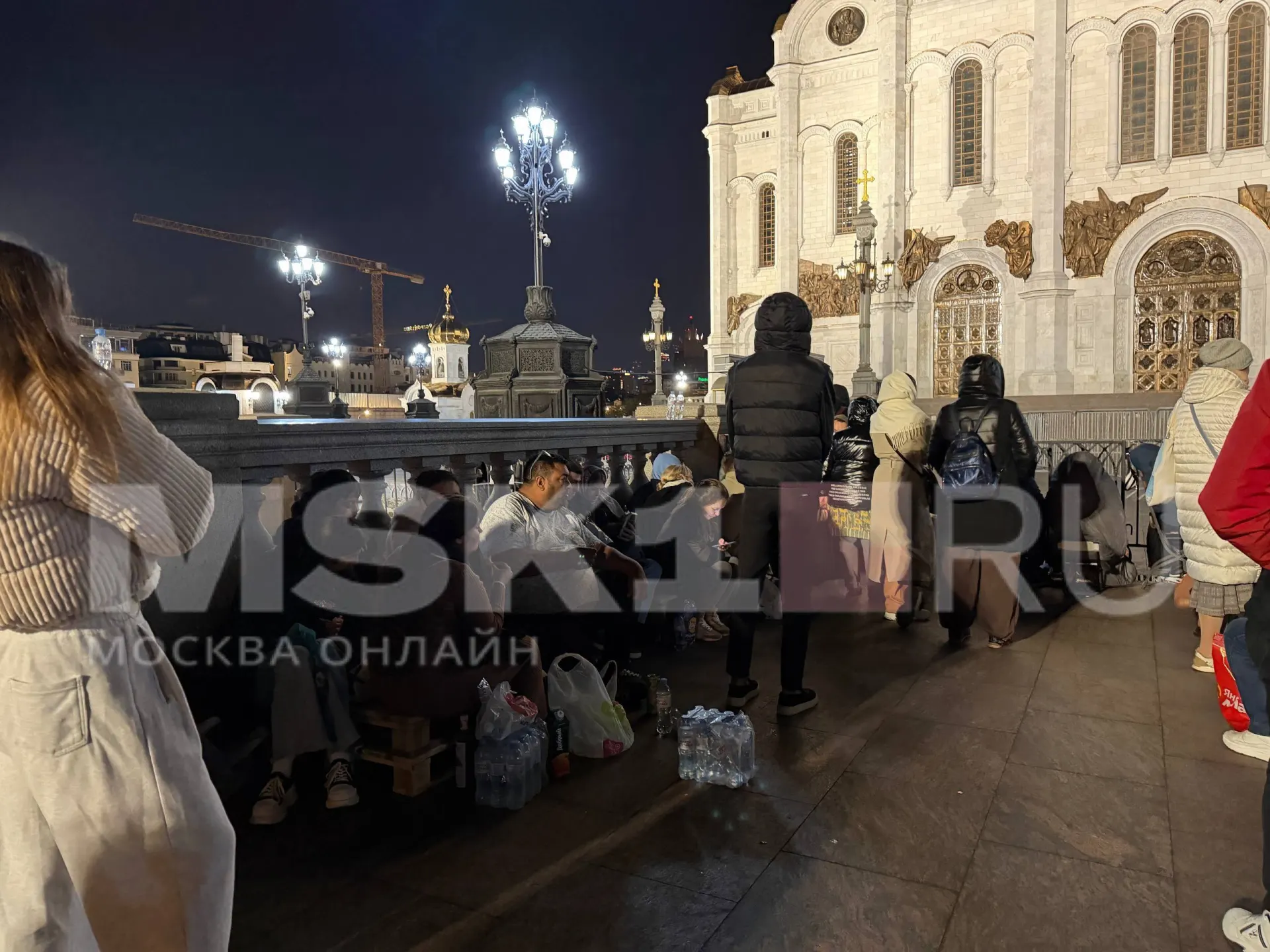 Очередь к мощам Спиридона Тримифунтского продолжается ночью около храма Христа Спасителя. Посетители ожидают: кто‑то читает молитвы, другие дремлют, многие принесли складные стулья.