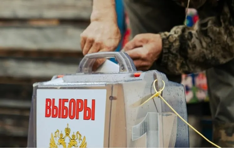 Разбираемся, как работают две формы досрочного голосования: по инициативе избирателя и для жителей труднодоступных районов, включая участки за рубежом, а также особенности для лиц, находящихся под стражей.