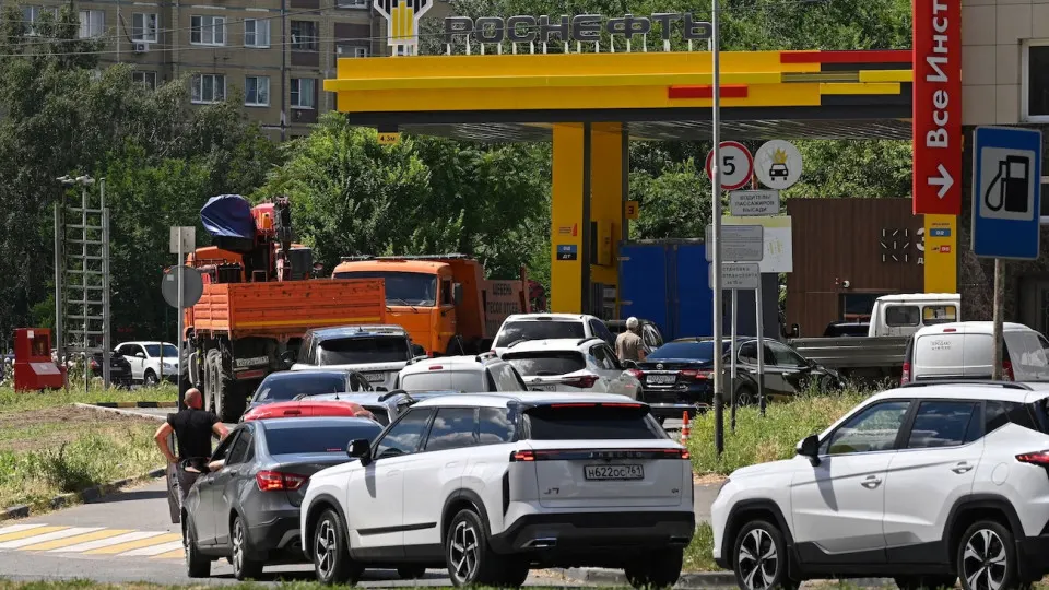 Региональные районы вокруг столицы сталкиваются с дефицитом топлива после ударов по ключевым НПЗ; в Калужской области и соседних регионах отмечаются перебои на АЗС и очереди.