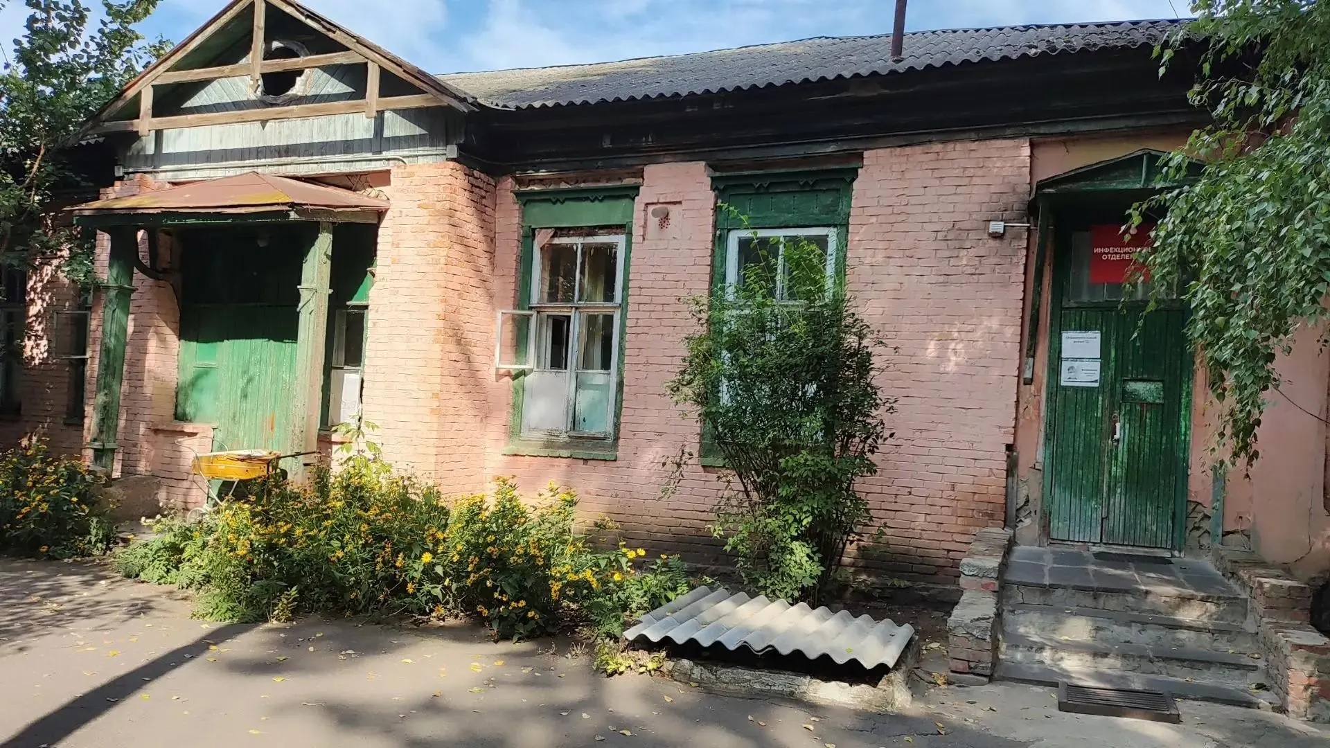 Здание столовой поддерживают подпорными трубами, чтобы не рухнуло; чиновник сообщил сроки ремонта.