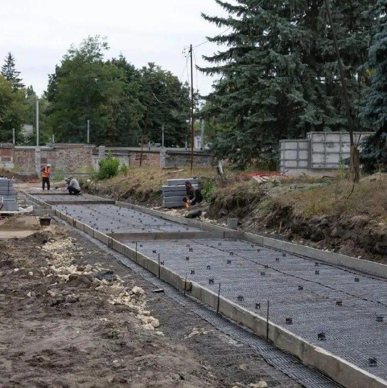 На курском мемориале павших в годы Великой Отечественной войны началась реставрация надгробий, повреждённых во время реконструкции. Работы ведутся на офицерском кладбище и включают восстановление памятников, возведение оснований и монтаж освещения.