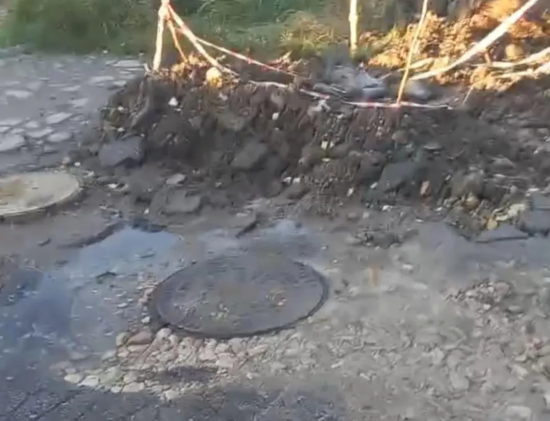 Вода из-под земли бьёт ключом уже три недели; жители требуют оперативного устранения проблемы и объяснений от коммунальных служб.
