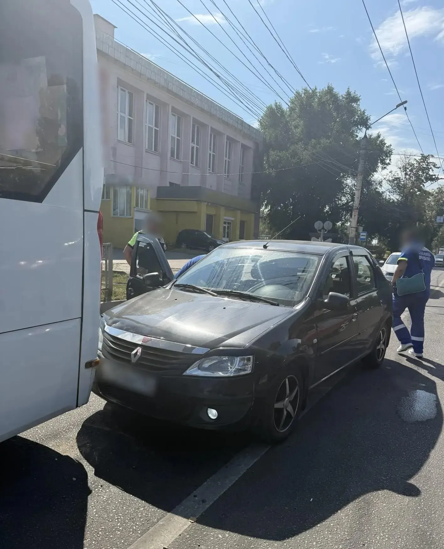 Водитель легкового автомобиля погиб в аварии с маршруткой в Воронеже; мужчина скончался до приезда скорой помощи.