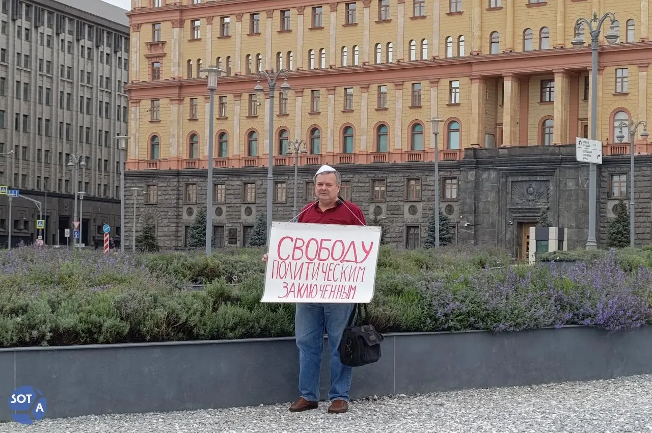 Московский городской суд не изменил меру наказания активисту Сергею Демину, вынесенную за пикет в поддержку политзаключённых; в апелляции заявлялись нарушения при исследовании доказательств и вопросы к доказанности обвинения.