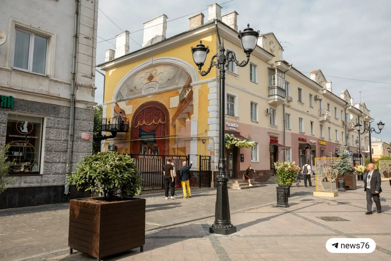 На одной из улиц города скоро раскроется новый мурал, оформленный в стилистике театрального искусства. Над графикой работает творческое объединение Юник.