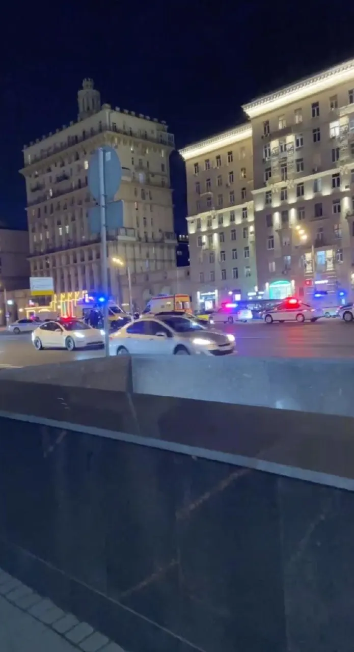Дорожно-транспортное происшествие произошло у станции метро «Кутузовская». На месте работают скорая помощь и полиция; детали уточняются.