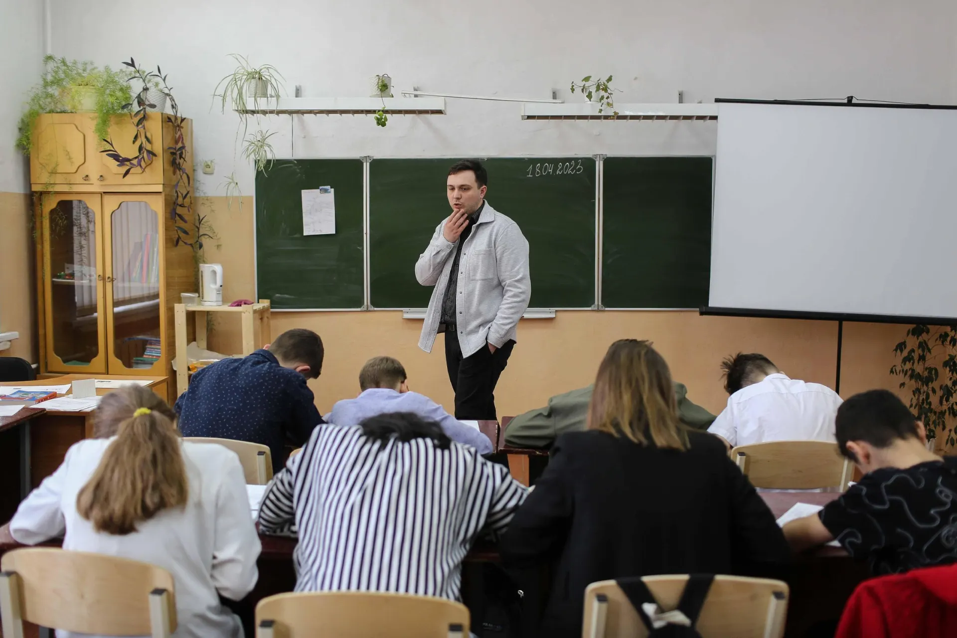 Минпросвещения добавило в расписание ещё один час истории, что вызывает дискуссии среди родителей и педагогов.