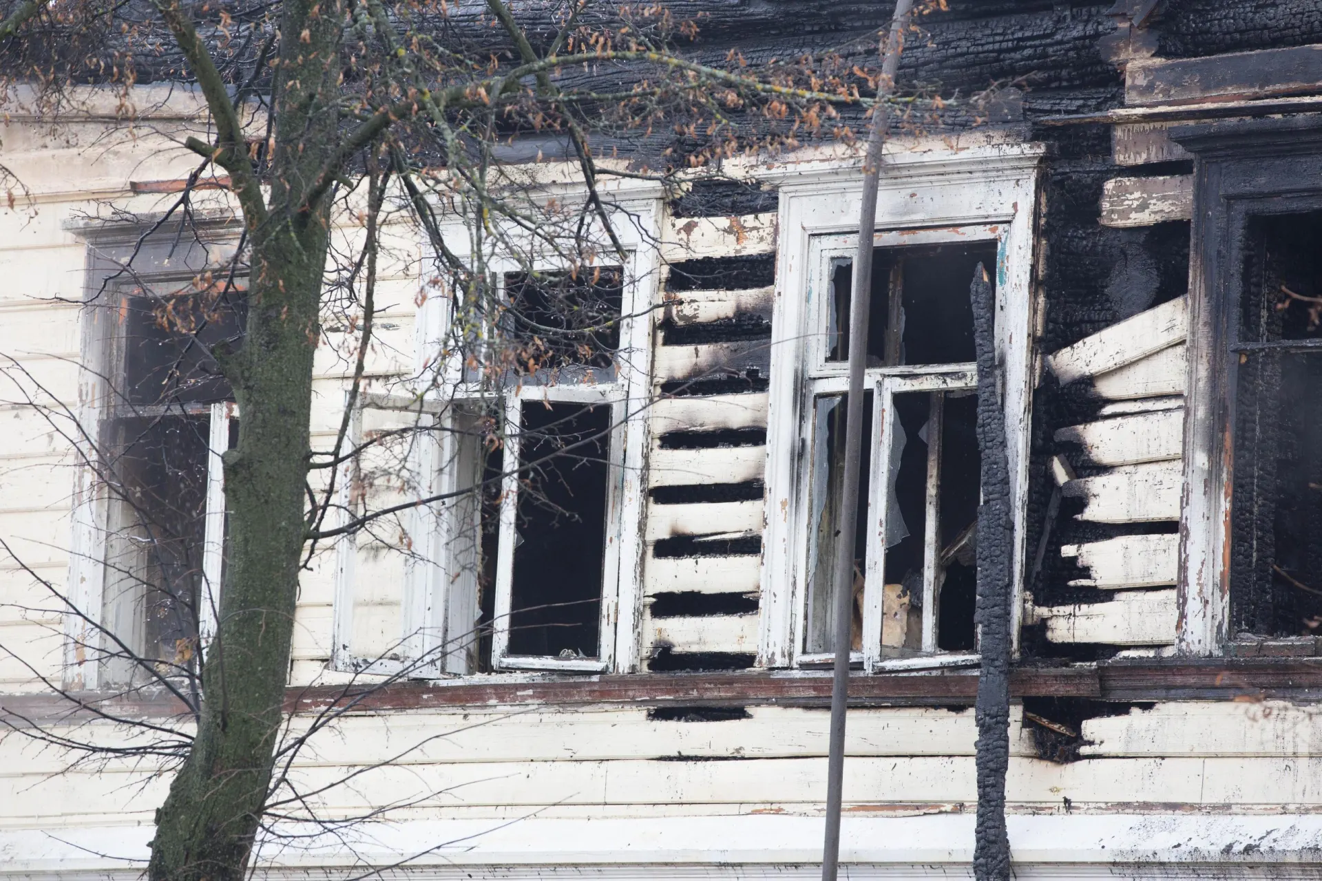 Пожар в частном доме локализован спустя более получаса тушения; пострадавший доставлен в больницу.