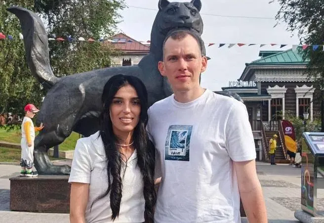 33-летний Павел Шабалин и 31-летняя Тамара Погосян идут пешком к Владивостоку. За 240 дней они преодолели 6313,4 км, останавливаясь в Петровске-Забайкальском и продолжая путь по России.