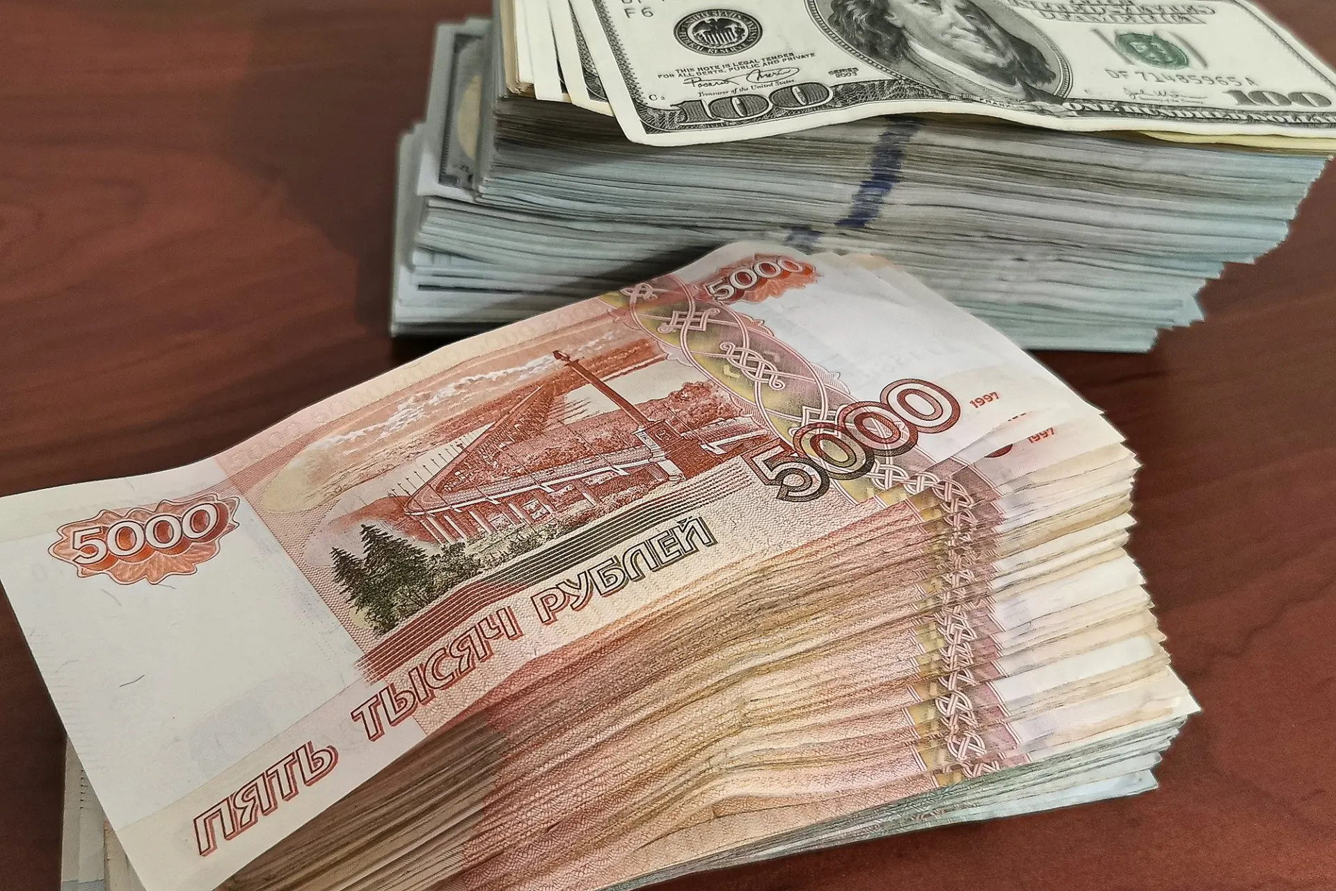 Злоумышленники выдали себя за сотрудников ФСБ и обманом заставили пожилую женщину перевести крупную сумму.