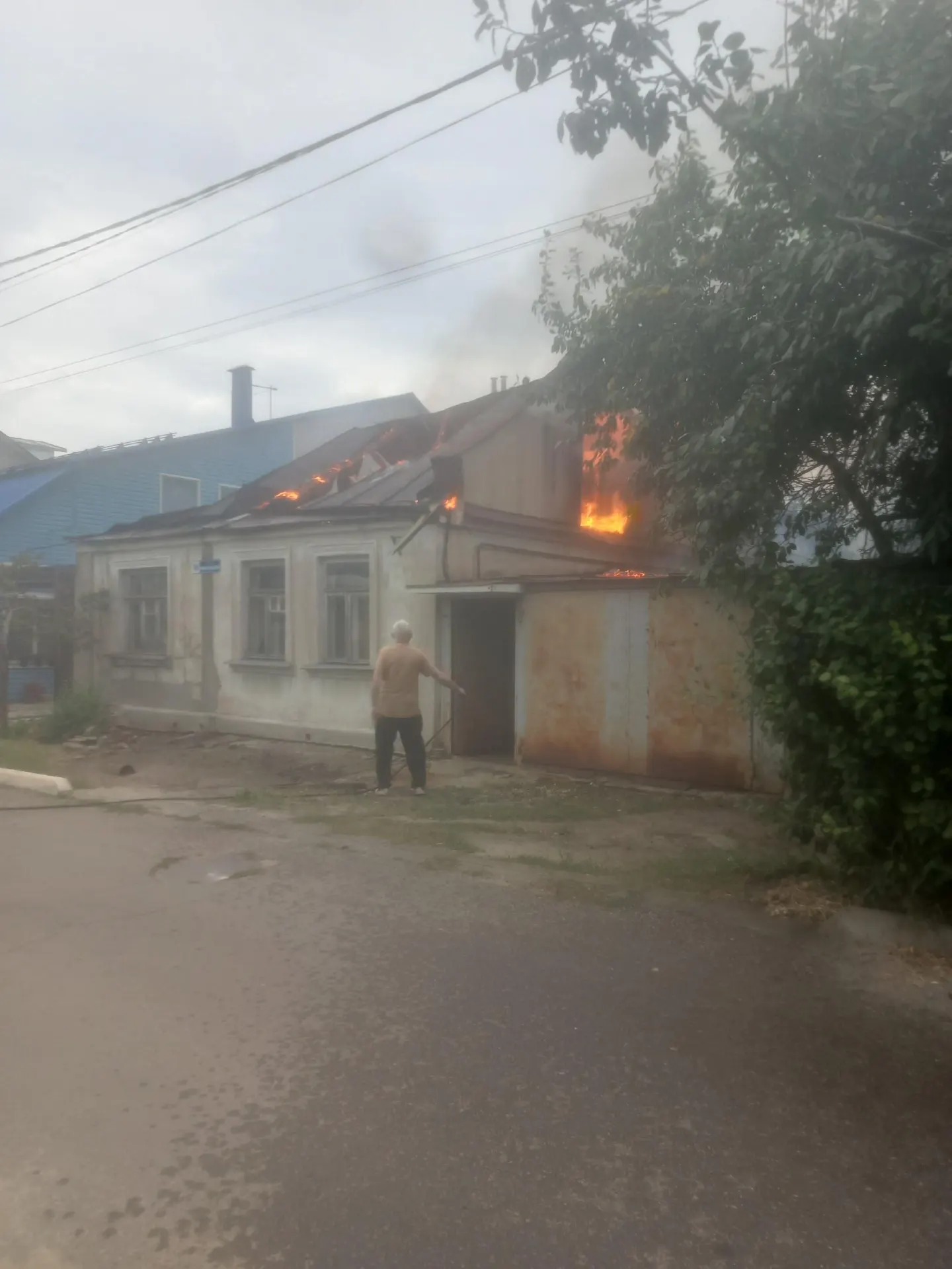 Пожар в частном доме в районе ВГПУ в центре города, подробности будут уточняться.