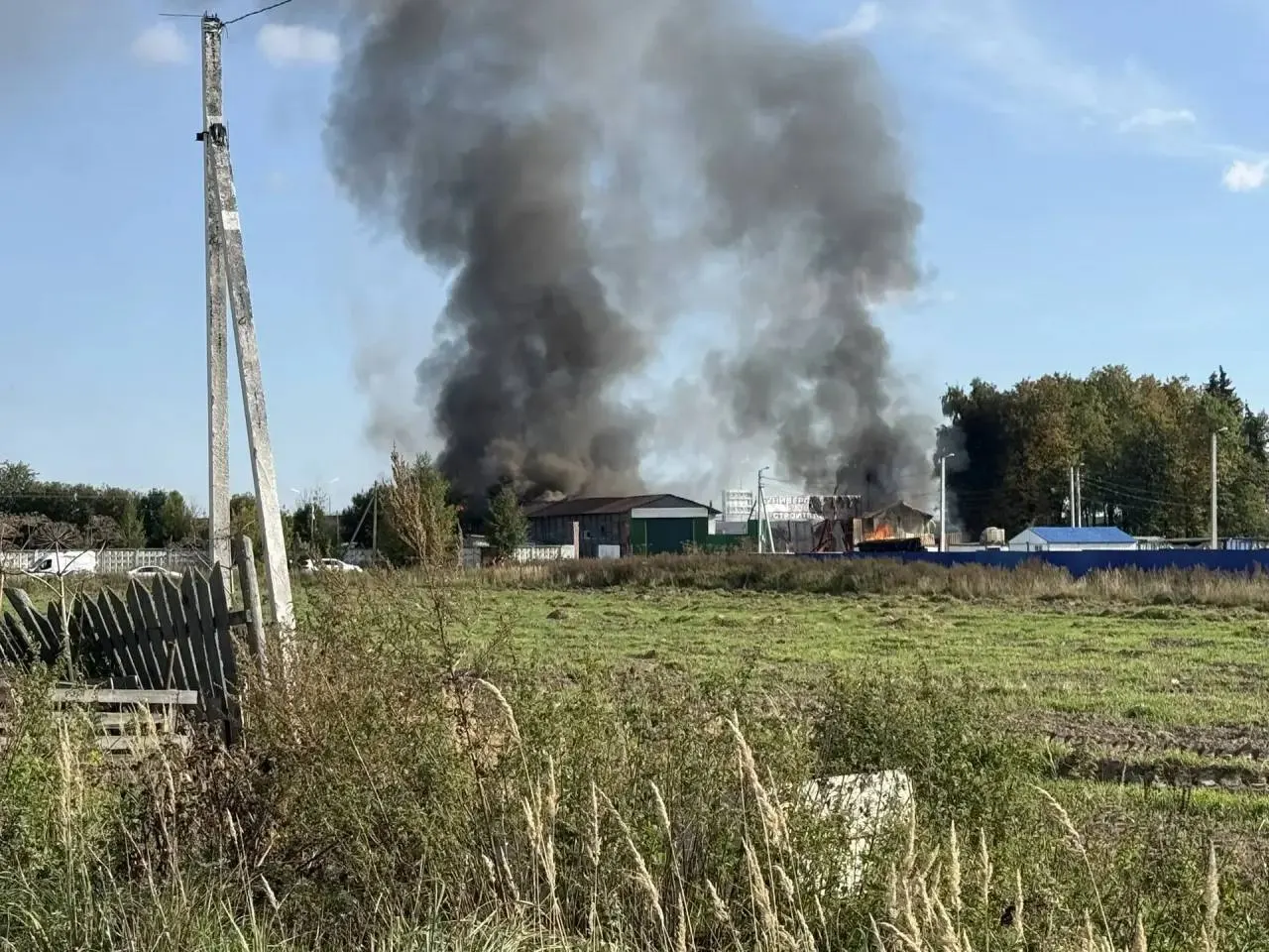На рынке в Одинцовском районе Подмосковья произошёл крупный пожар: огонь охватил два торговых ряда; площадь возгорания превысила 600 квадратных метров.