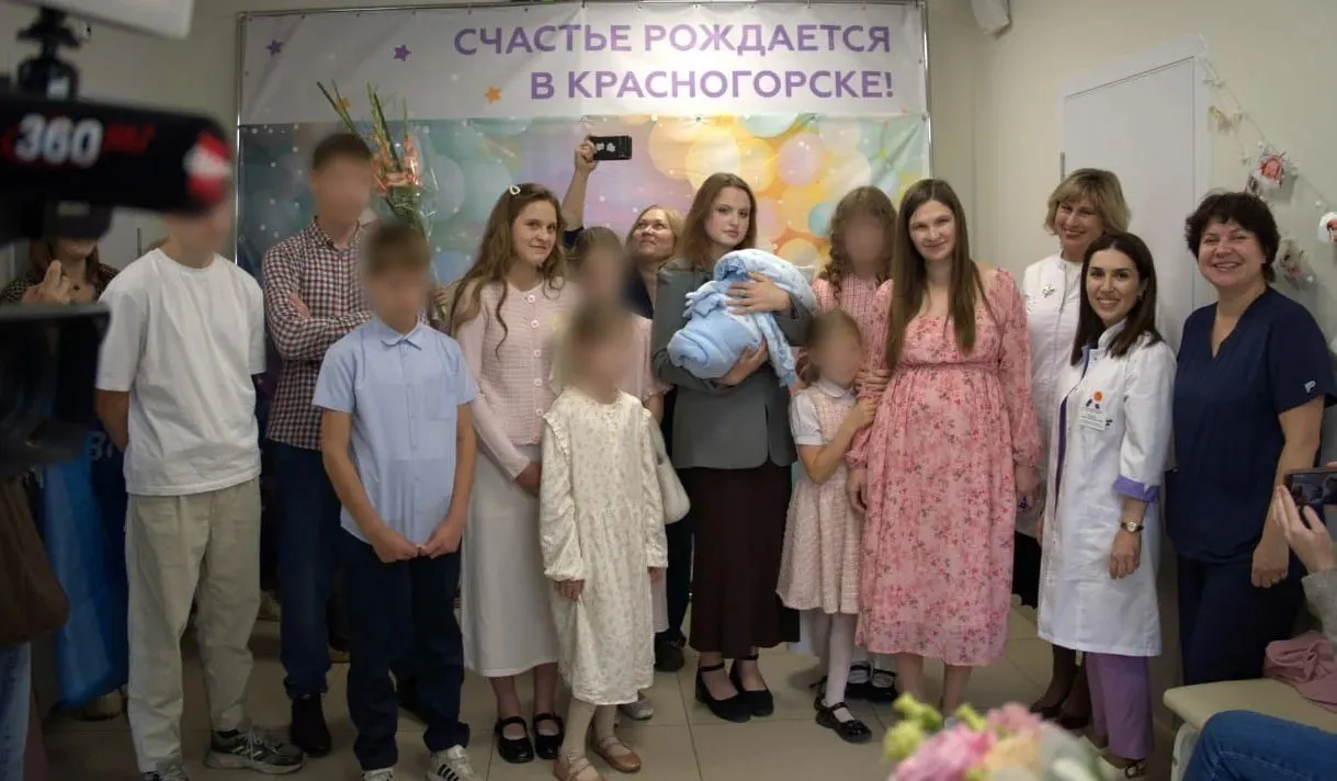 В семье Дедовска пополнение: младший сын весом 4 кг 540 г появился в Красногорске; теперь в доме — 12 дочерей и 5 сыновей.