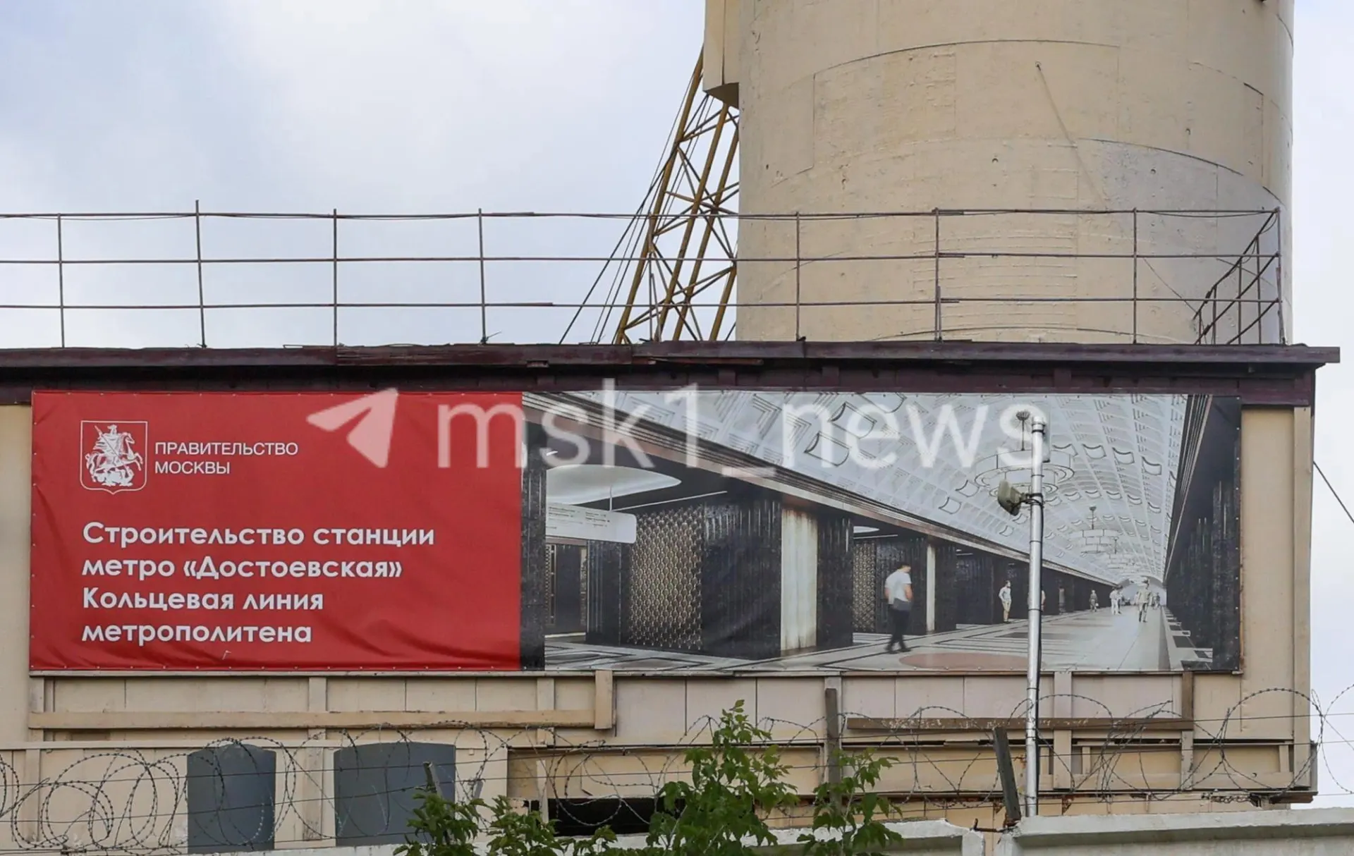 Строительство станции «Достоевская» в центре оформят в стиле ар‑деко; на площадке применяют сборные металлические элементы отделки тоннеля.