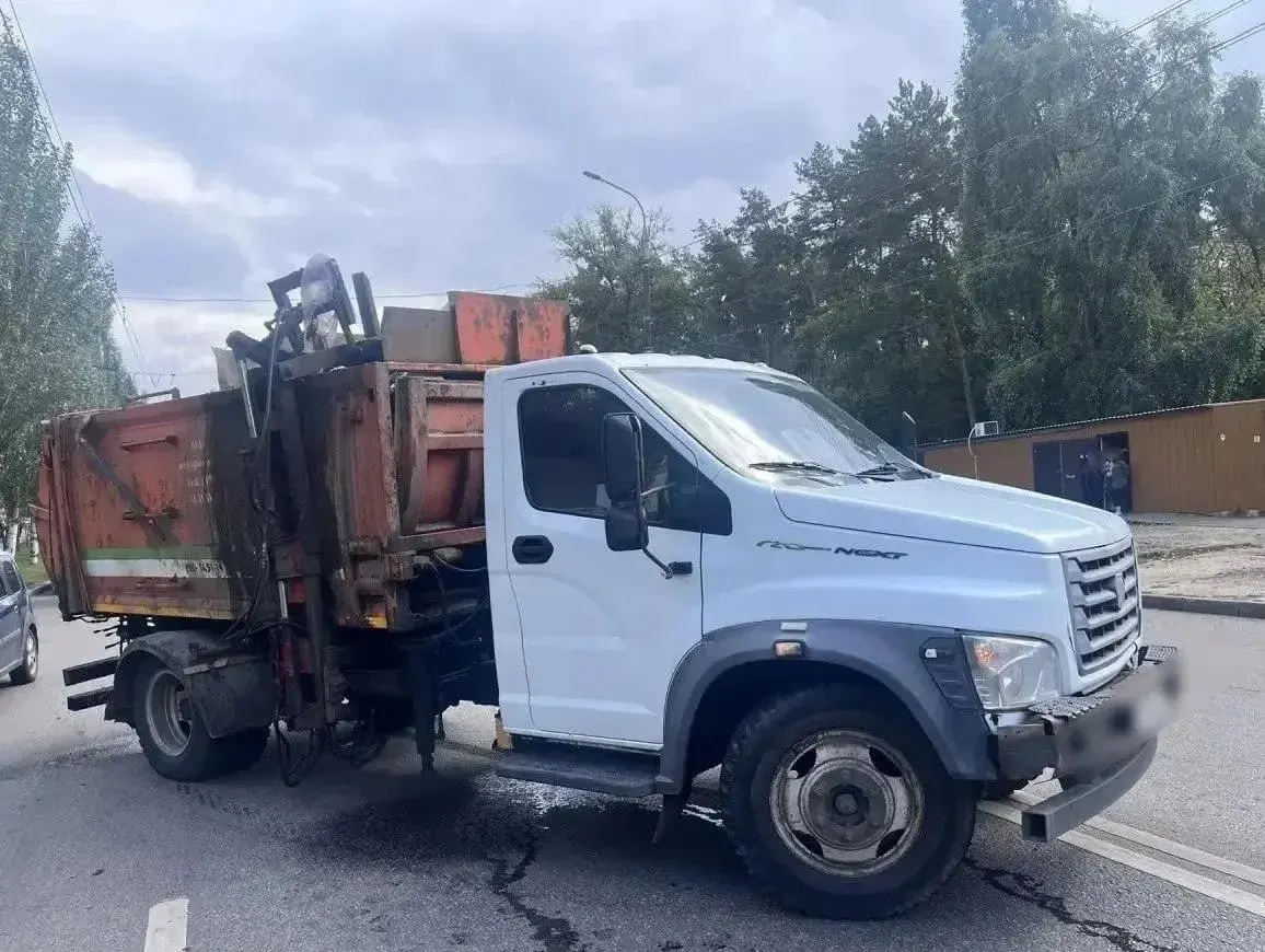 Пожилая женщина скончалась на месте до приезда скорой помощи после наезда мусоровоза.